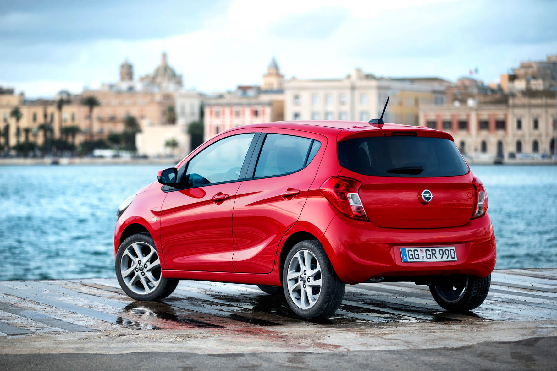 De Opel Karl, de nieuwe instapper van Opel, heeft een vanafprijs gekregen. De prijstlijst begint bij 10.595 euro.