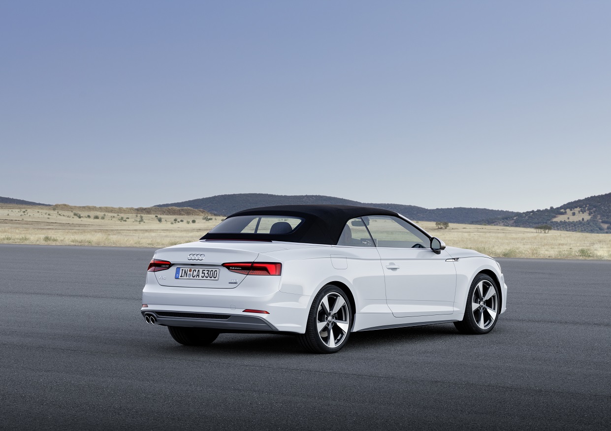 Audi heeft nu de vanafprijzen en standaarduitrusting van de nieuwe Audi A5 Cabriolet bekendgemaakt. In maart is de auto leverbaar en later in 2017 volgen meer motorenopties.