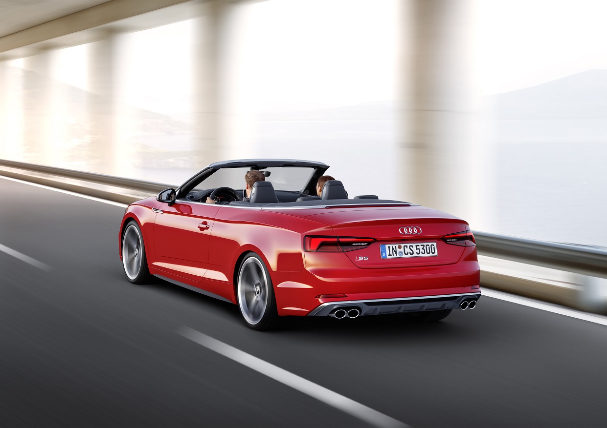 Audi heeft nu de vanafprijzen en standaarduitrusting van de nieuwe Audi A5 Cabriolet bekendgemaakt. In maart is de auto leverbaar en later in 2017 volgen meer motorenopties.