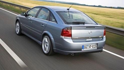 Nu de Opel Insignia glansrijk het stokje heeft overgenomen van de Vectra, is het tijd om deze Duitser uit te zwaaien. Opel heeft nog de nodige exemplaren staan, en die gaan prettig geprijsd van de han
