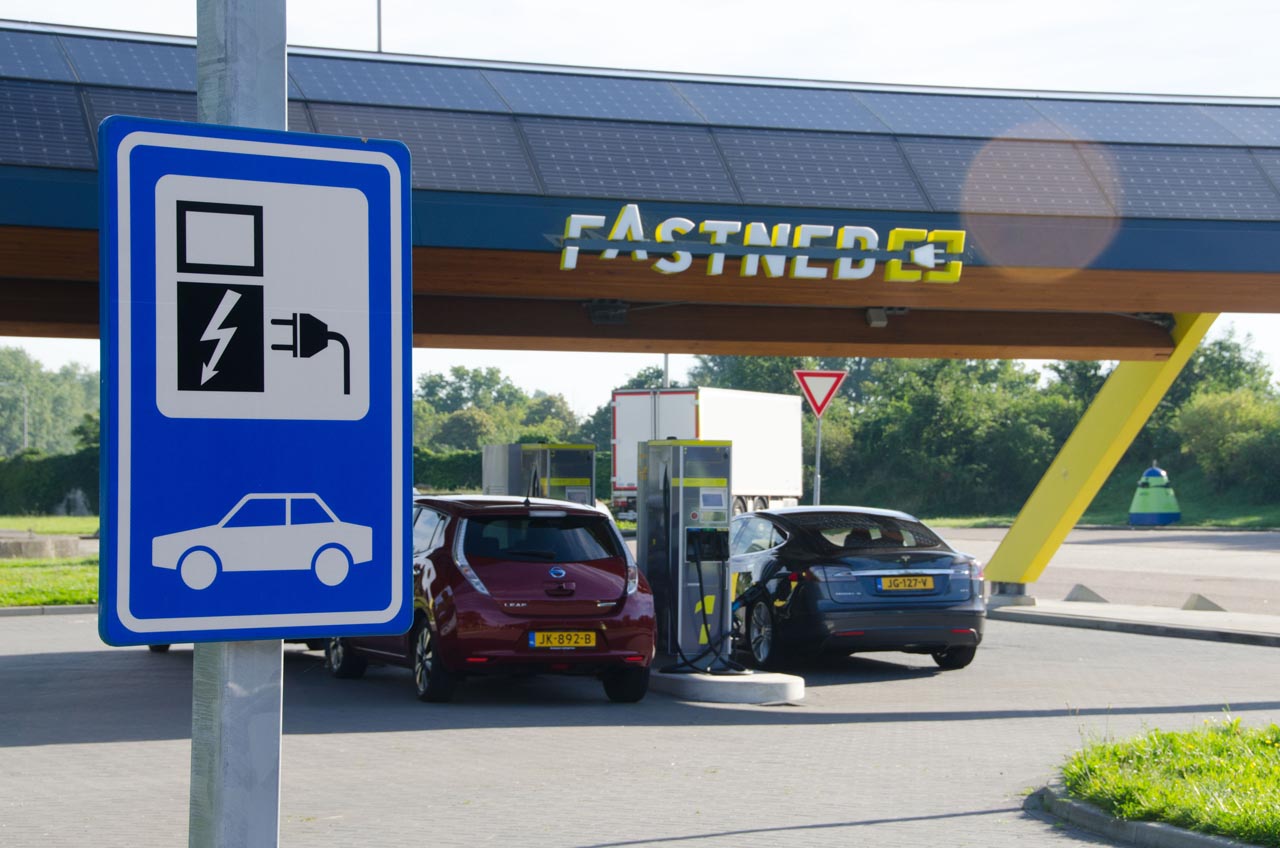 De vereniging van Europese autofabrikanten maakt zich zorgen over de bescheiden dichtheid van laadpalen in de Europese Unie.