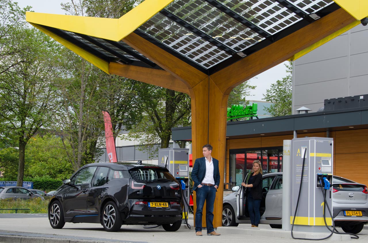 De vereniging van Europese autofabrikanten maakt zich zorgen over de bescheiden dichtheid van laadpalen in de Europese Unie.