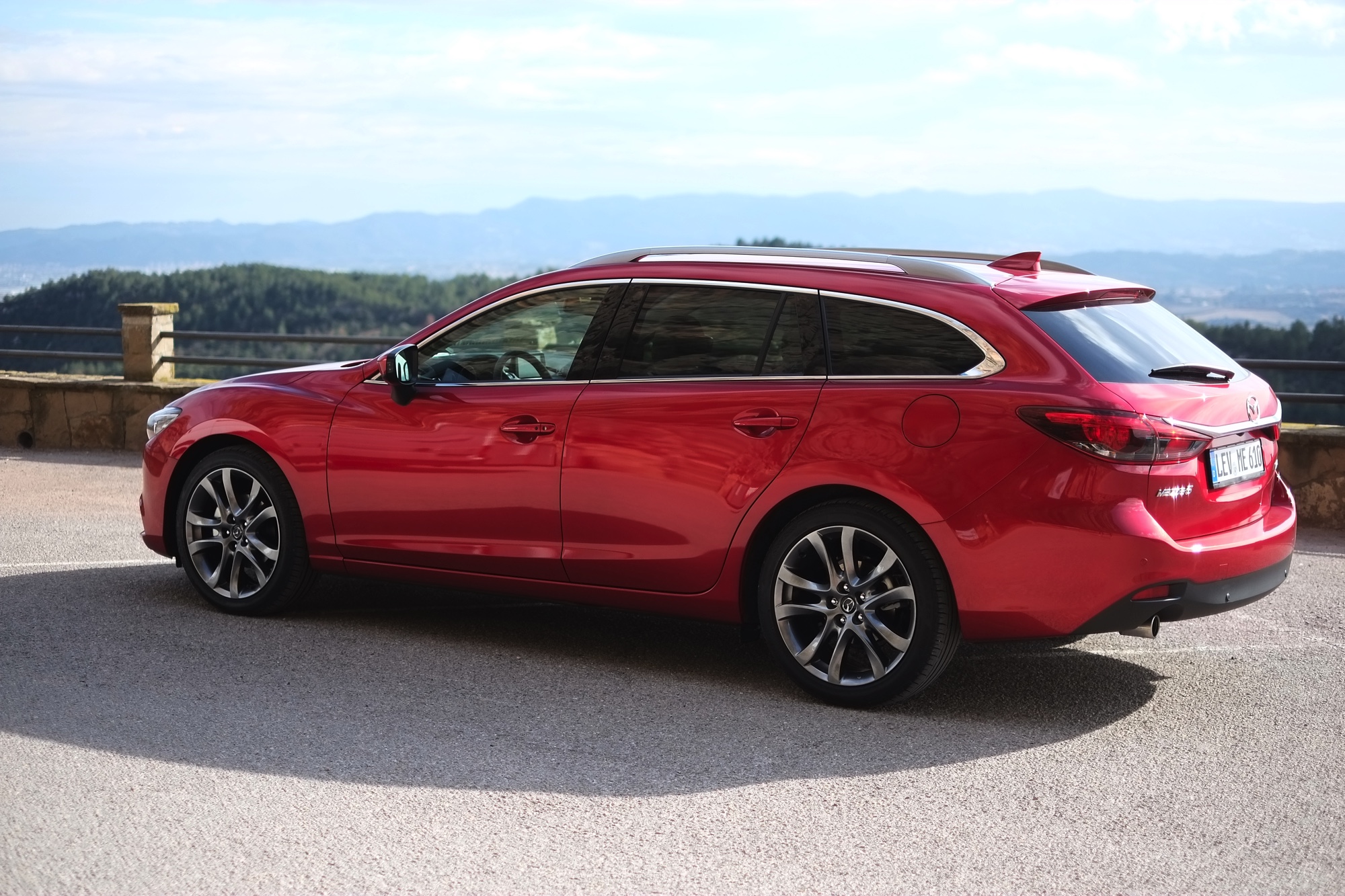 Zet je de vernieuwde Mazda6 naast de vorige, moet je goed kijken om de nieuwe te herkennen. Toch is het op alle punten een fijnere auto geworden, ondervonden wij in Barcelona. Een rijtest.