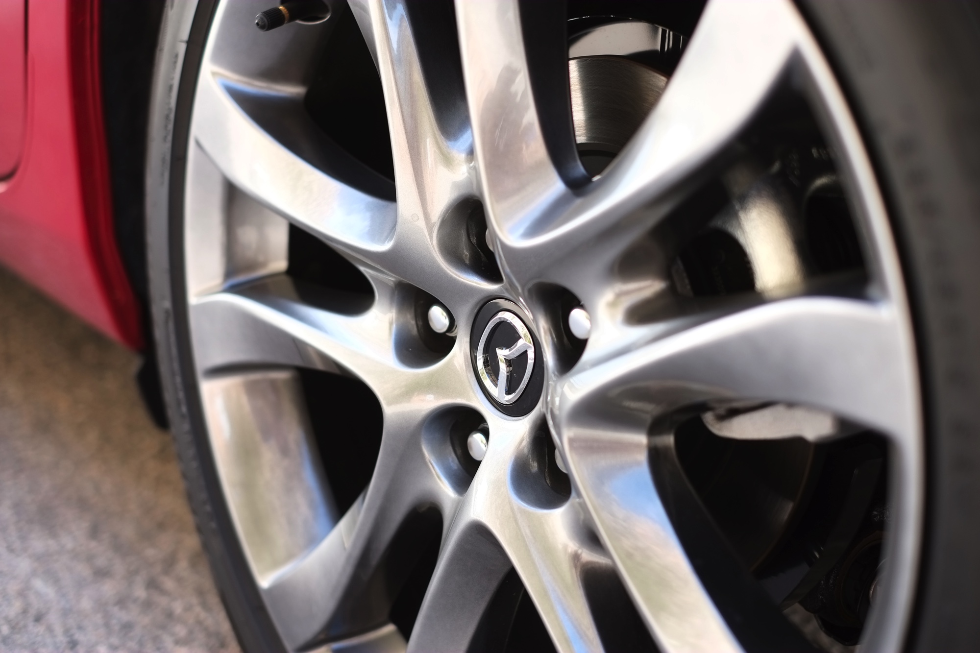Zet je de vernieuwde Mazda6 naast de vorige, moet je goed kijken om de nieuwe te herkennen. Toch is het op alle punten een fijnere auto geworden, ondervonden wij in Barcelona. Een rijtest.