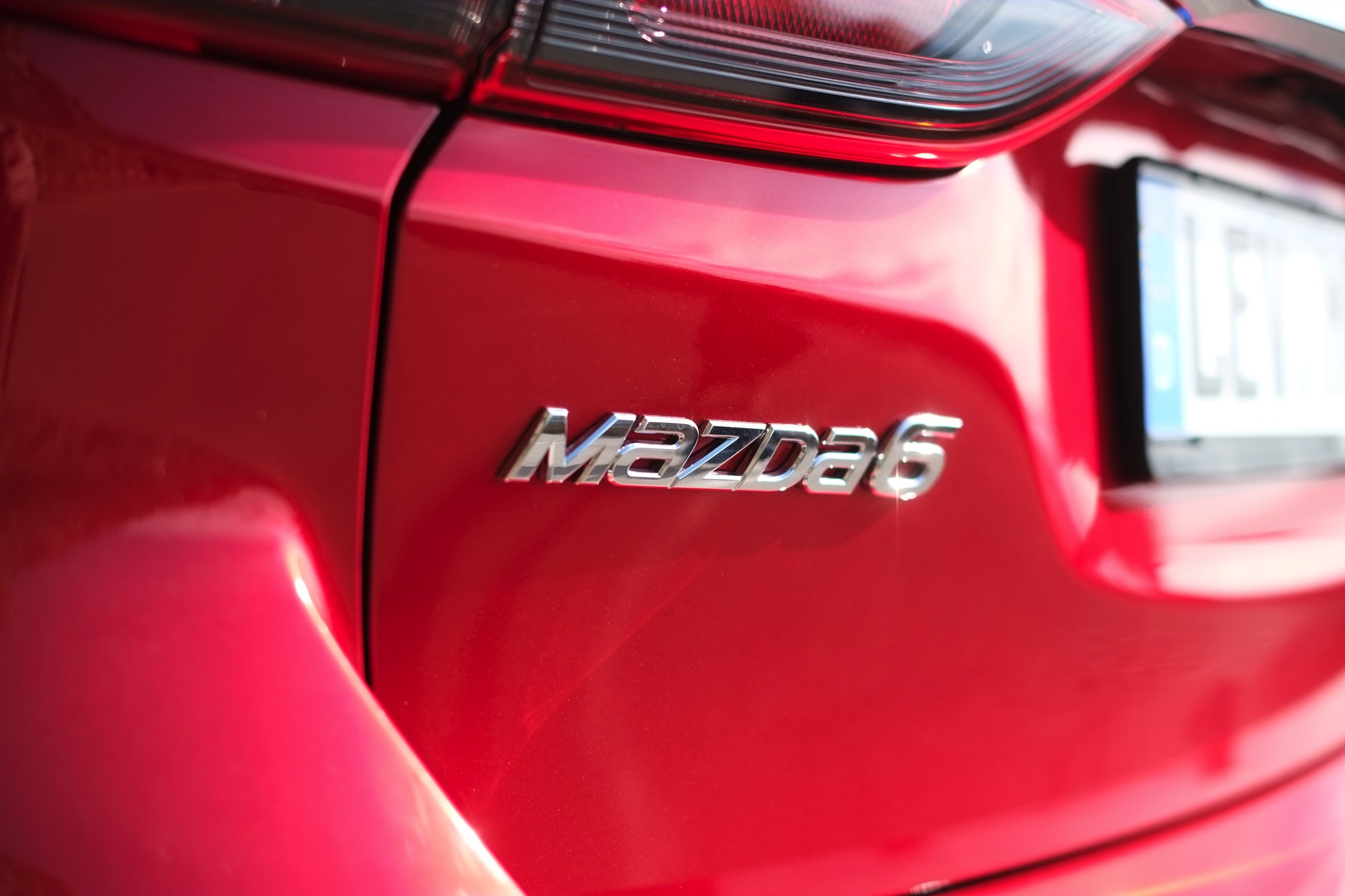 Zet je de vernieuwde Mazda6 naast de vorige, moet je goed kijken om de nieuwe te herkennen. Toch is het op alle punten een fijnere auto geworden, ondervonden wij in Barcelona. Een rijtest.