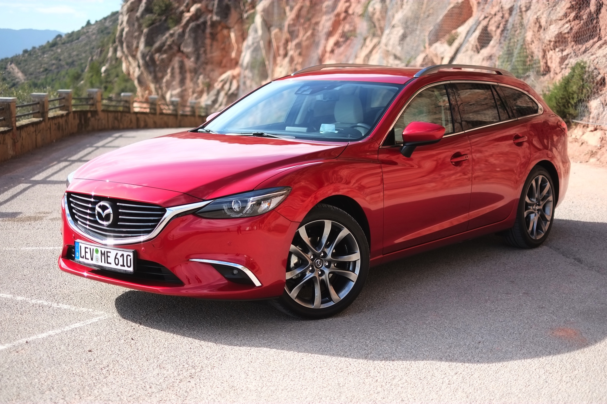 Zet je de vernieuwde Mazda6 naast de vorige, moet je goed kijken om de nieuwe te herkennen. Toch is het op alle punten een fijnere auto geworden, ondervonden wij in Barcelona. Een rijtest.