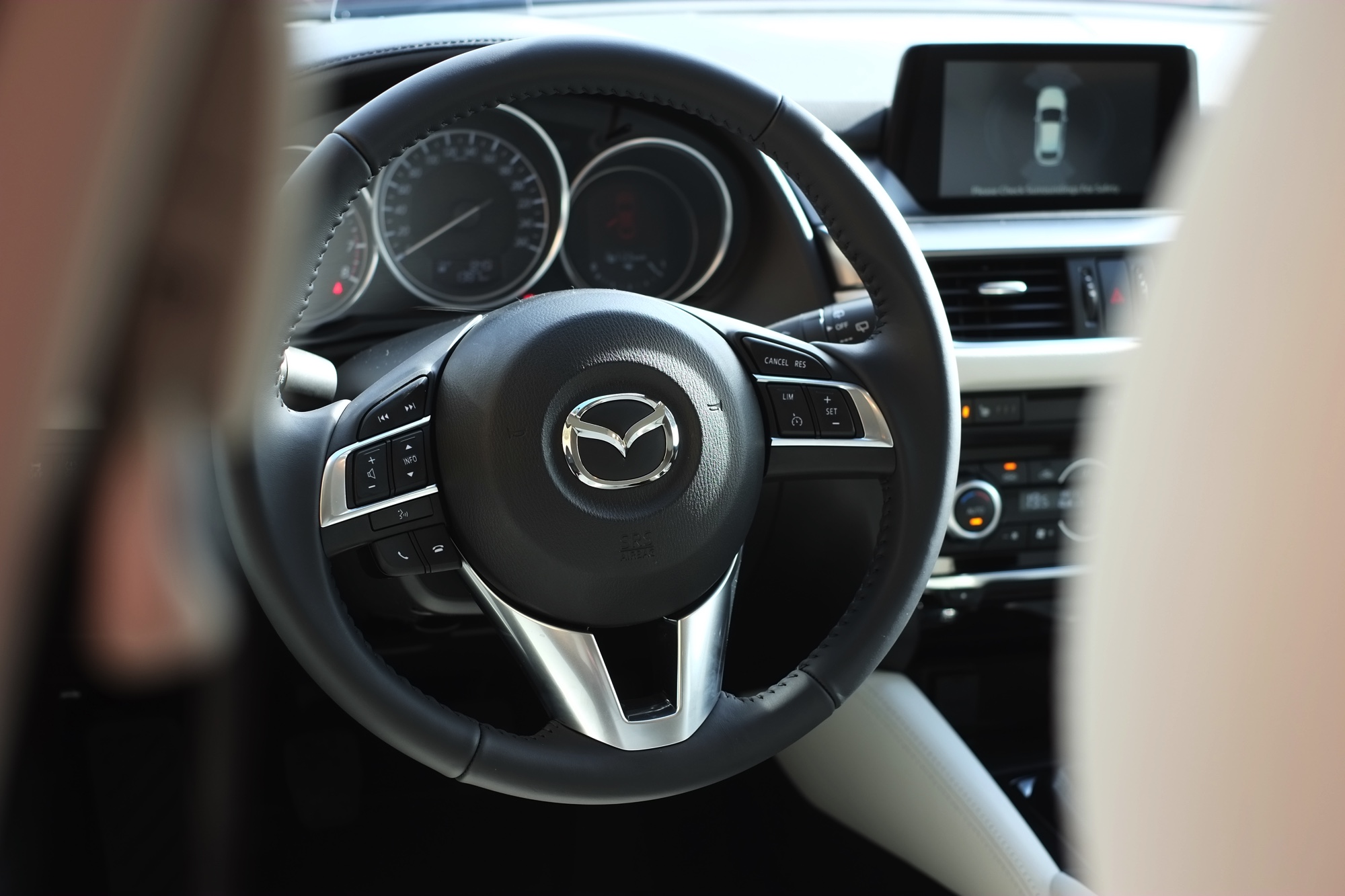 Zet je de vernieuwde Mazda6 naast de vorige, moet je goed kijken om de nieuwe te herkennen. Toch is het op alle punten een fijnere auto geworden, ondervonden wij in Barcelona. Een rijtest.