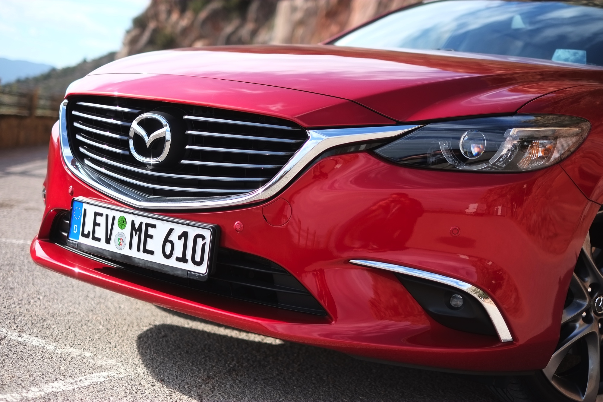 Zet je de vernieuwde Mazda6 naast de vorige, moet je goed kijken om de nieuwe te herkennen. Toch is het op alle punten een fijnere auto geworden, ondervonden wij in Barcelona. Een rijtest.