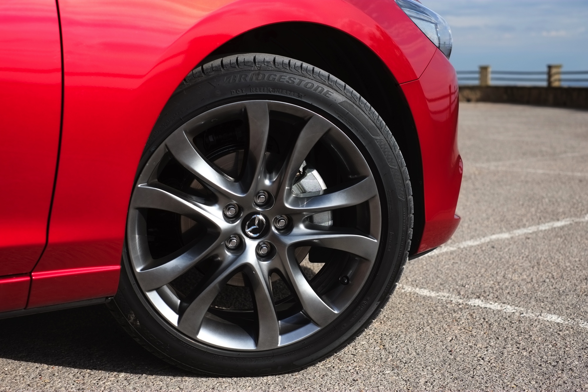Zet je de vernieuwde Mazda6 naast de vorige, moet je goed kijken om de nieuwe te herkennen. Toch is het op alle punten een fijnere auto geworden, ondervonden wij in Barcelona. Een rijtest.