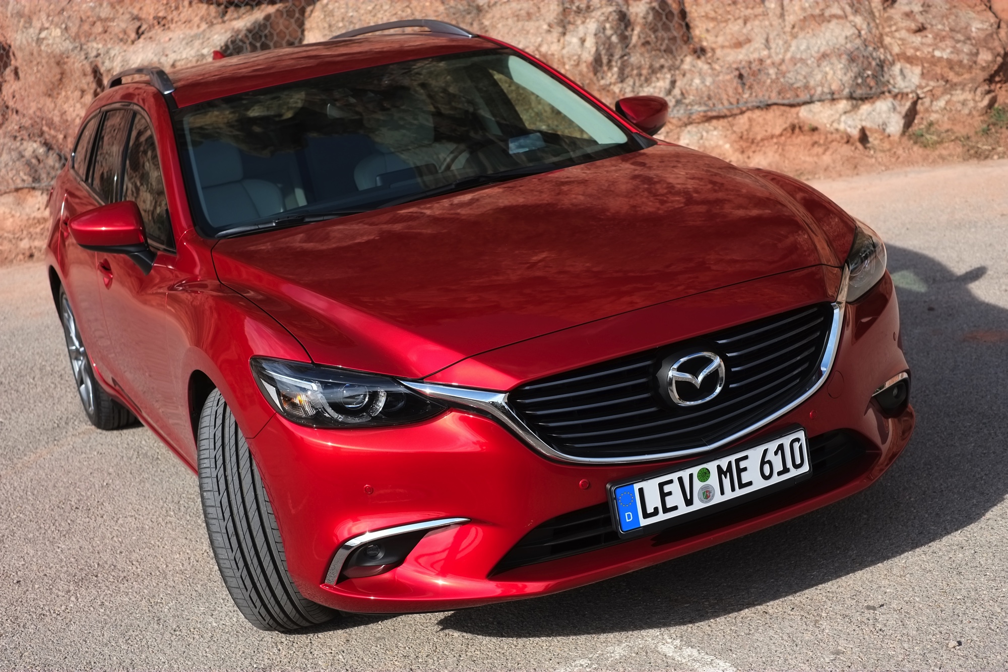 Zet je de vernieuwde Mazda6 naast de vorige, moet je goed kijken om de nieuwe te herkennen. Toch is het op alle punten een fijnere auto geworden, ondervonden wij in Barcelona. Een rijtest.