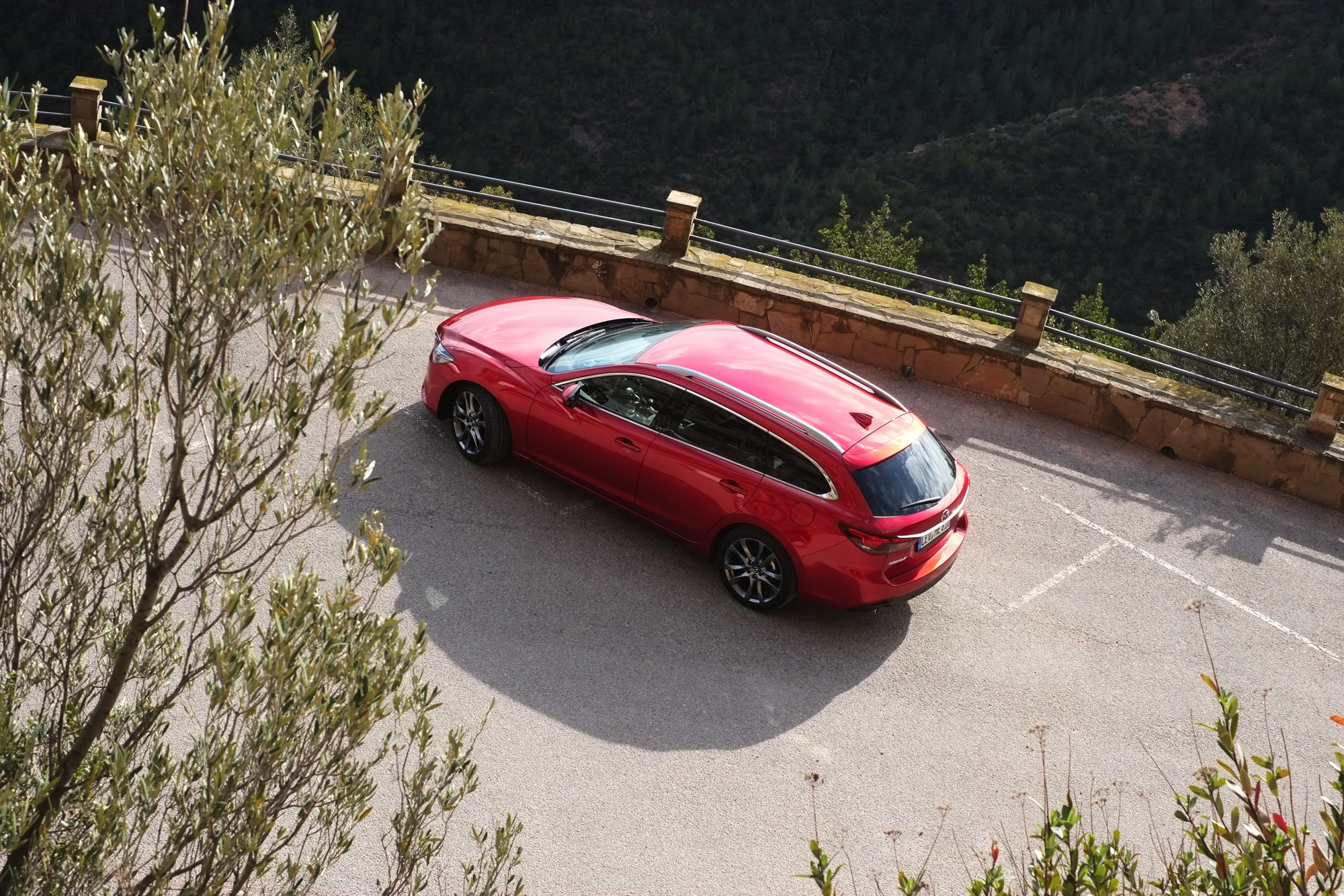 Zet je de vernieuwde Mazda6 naast de vorige, moet je goed kijken om de nieuwe te herkennen. Toch is het op alle punten een fijnere auto geworden, ondervonden wij in Barcelona. Een rijtest.