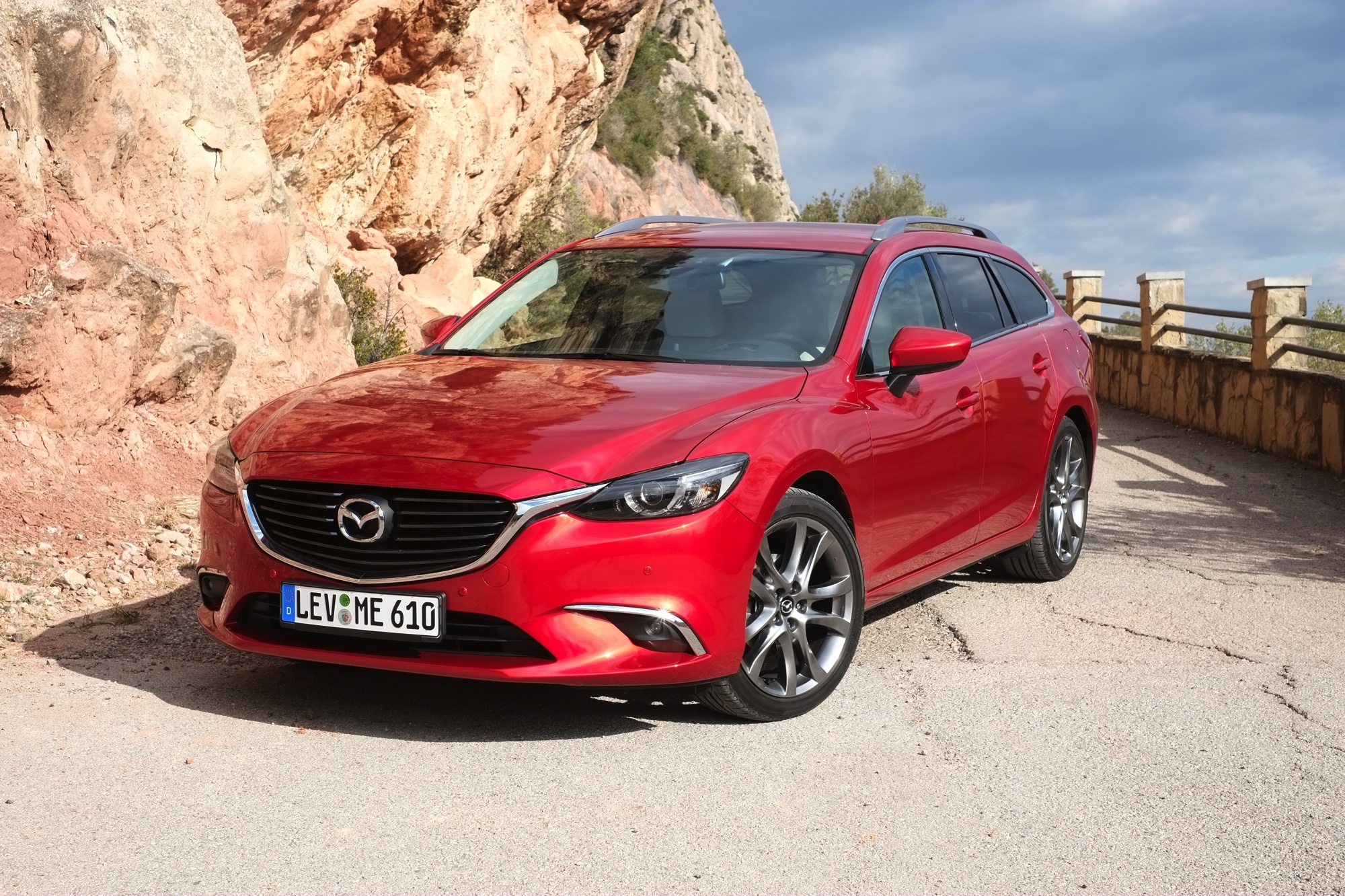 Zet je de vernieuwde Mazda6 naast de vorige, moet je goed kijken om de nieuwe te herkennen. Toch is het op alle punten een fijnere auto geworden, ondervonden wij in Barcelona. Een rijtest.
