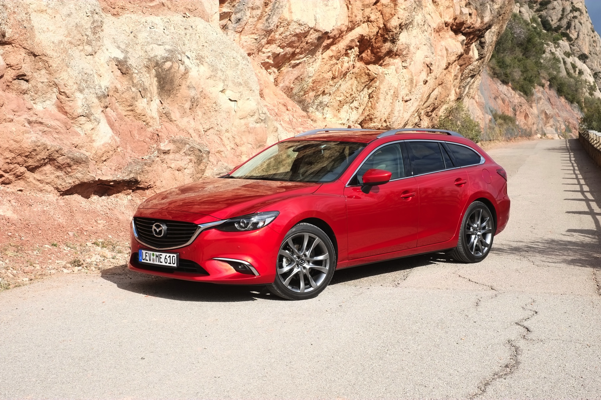 Zet je de vernieuwde Mazda6 naast de vorige, moet je goed kijken om de nieuwe te herkennen. Toch is het op alle punten een fijnere auto geworden, ondervonden wij in Barcelona. Een rijtest.