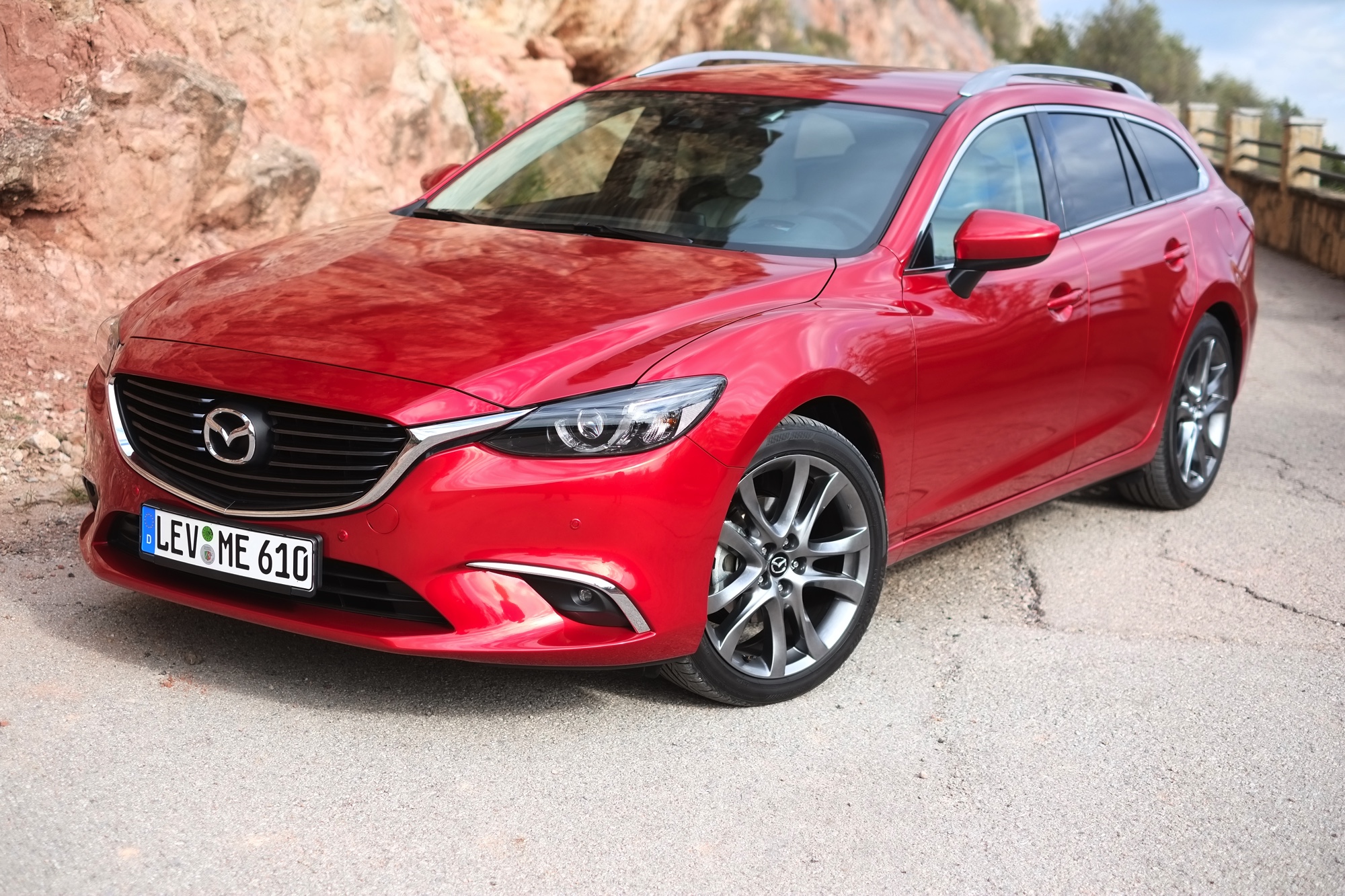 Zet je de vernieuwde Mazda6 naast de vorige, moet je goed kijken om de nieuwe te herkennen. Toch is het op alle punten een fijnere auto geworden, ondervonden wij in Barcelona. Een rijtest.