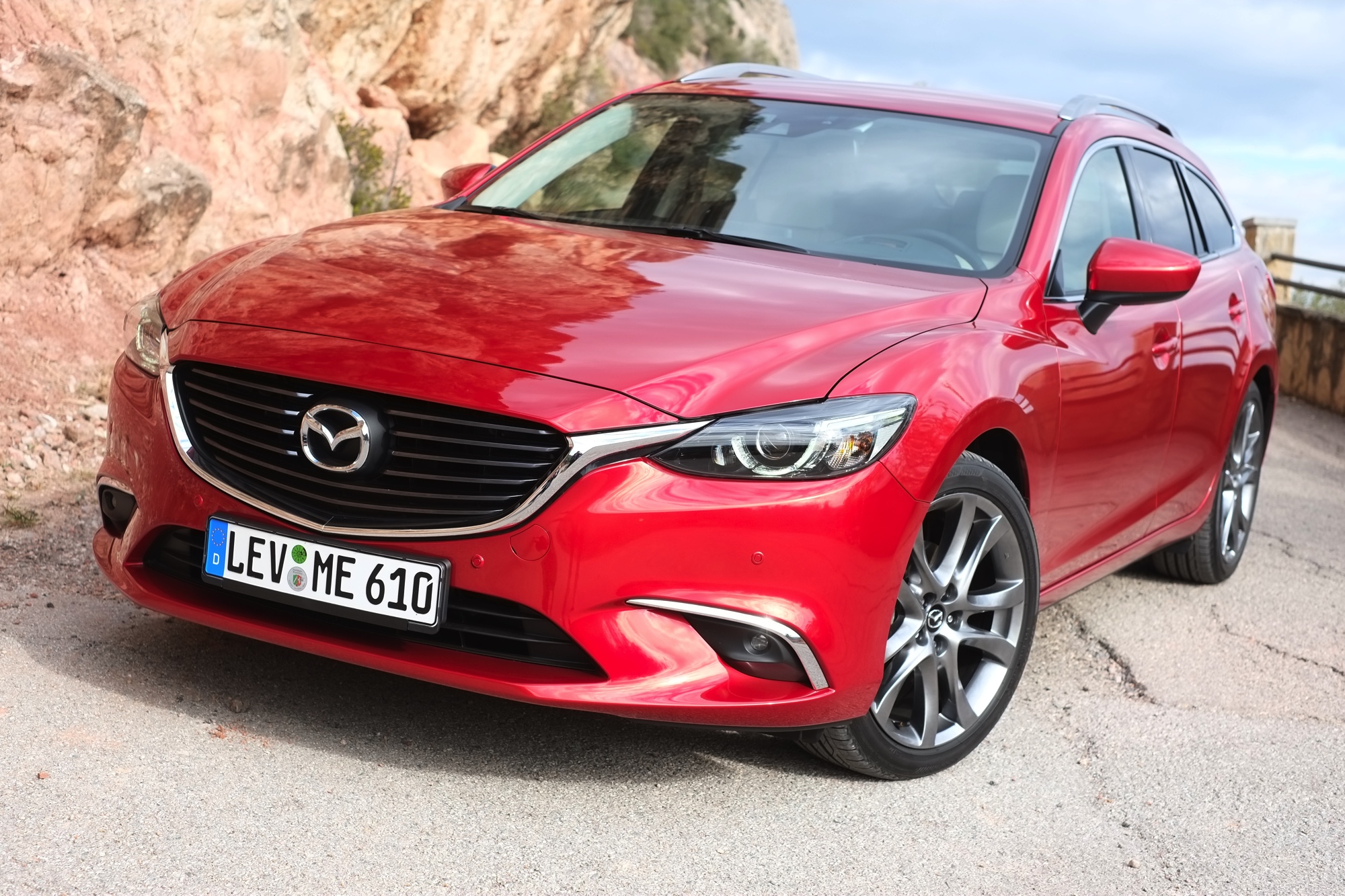 Zet je de vernieuwde Mazda6 naast de vorige, moet je goed kijken om de nieuwe te herkennen. Toch is het op alle punten een fijnere auto geworden, ondervonden wij in Barcelona. Een rijtest.