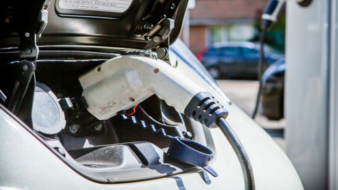 Het aantal laadpalen voor elektrische auto's in Nederland is het afgelopen jaar verdriedubbeld. Nederland kent nu 6700 laadpalen.