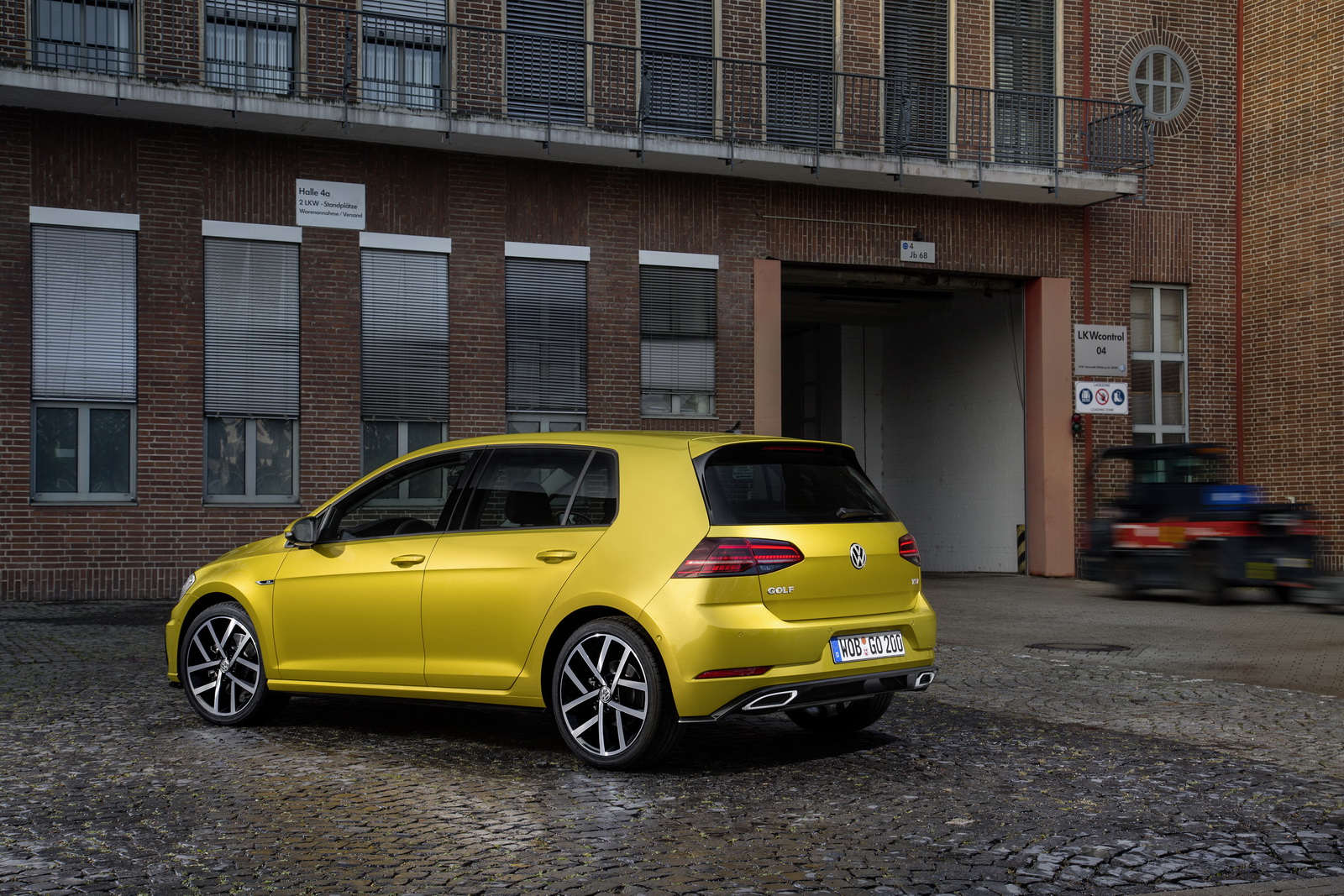 De Golf VII facelift is een feit! In 2017 krijgt de Golf 7 een opfriskuur met nieuwe uitrusting en andere motoren, maar de prijzen en verkoopstart vindt al plaats in 2016. Lees hier de details.
