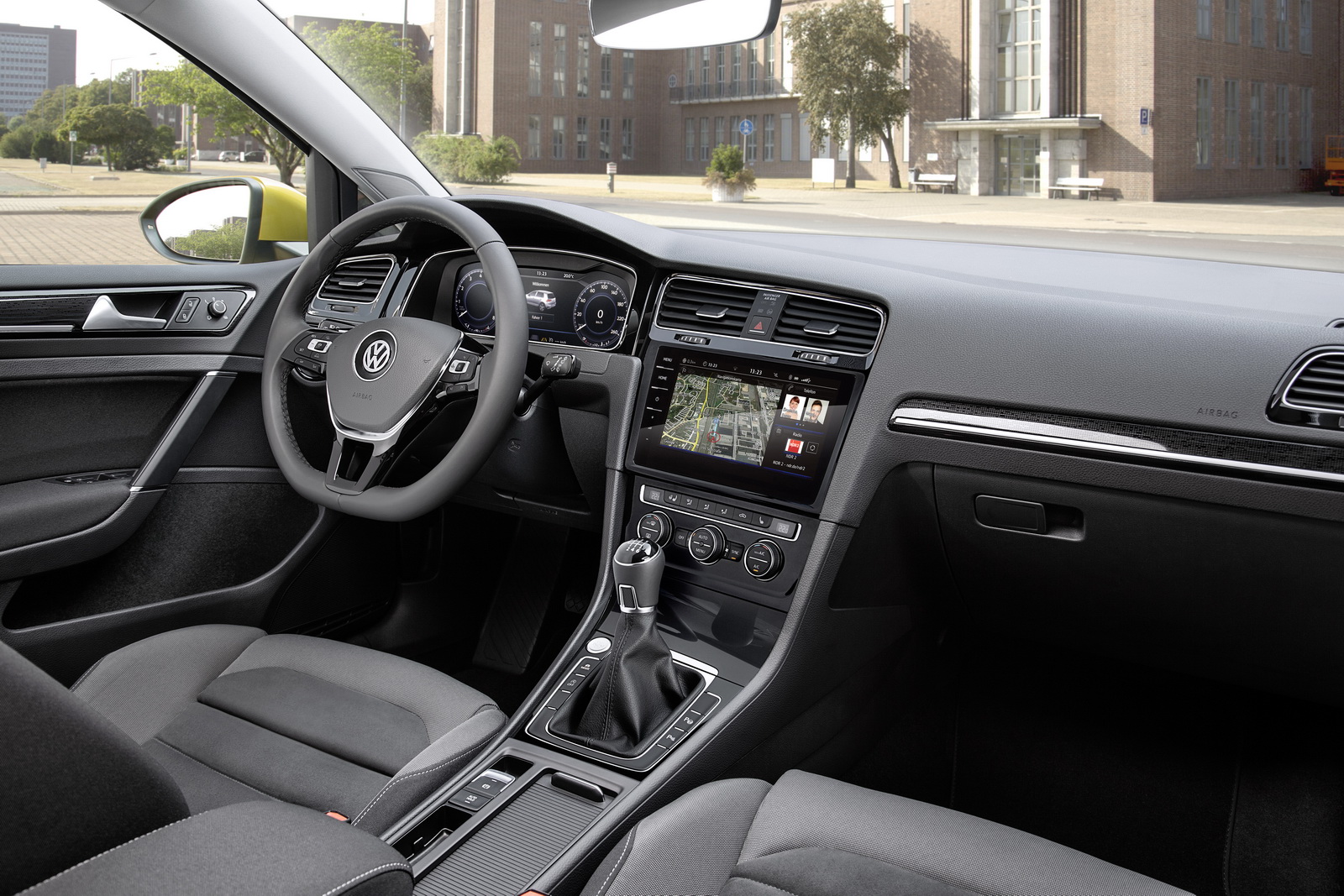 De Golf VII facelift is een feit! In 2017 krijgt de Golf 7 een opfriskuur met nieuwe uitrusting en andere motoren, maar de prijzen en verkoopstart vindt al plaats in 2016. Lees hier de details.