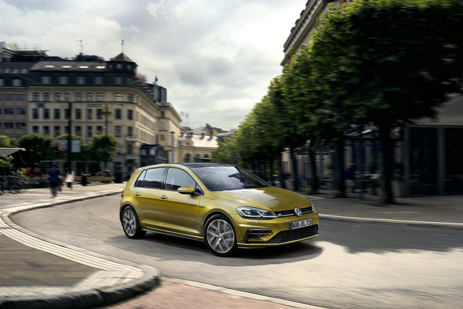 De Golf VII facelift is een feit! In 2017 krijgt de Golf 7 een opfriskuur met nieuwe uitrusting en andere motoren, maar de prijzen en verkoopstart vindt al plaats in 2016. Lees hier de details.