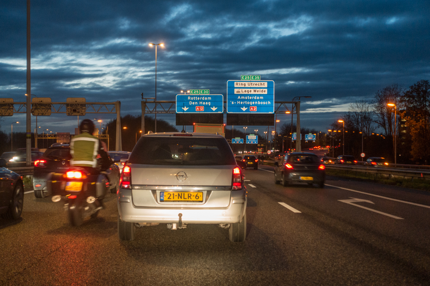 Volgens het Verbond van Verzekeraars neemt de verkeersveiligheid in Nederland af vanwege huftergedrag en afleiding in het verkeer. Verzekeraars roepen op tot een nieuw Deltaplan verkeersveiligheid.