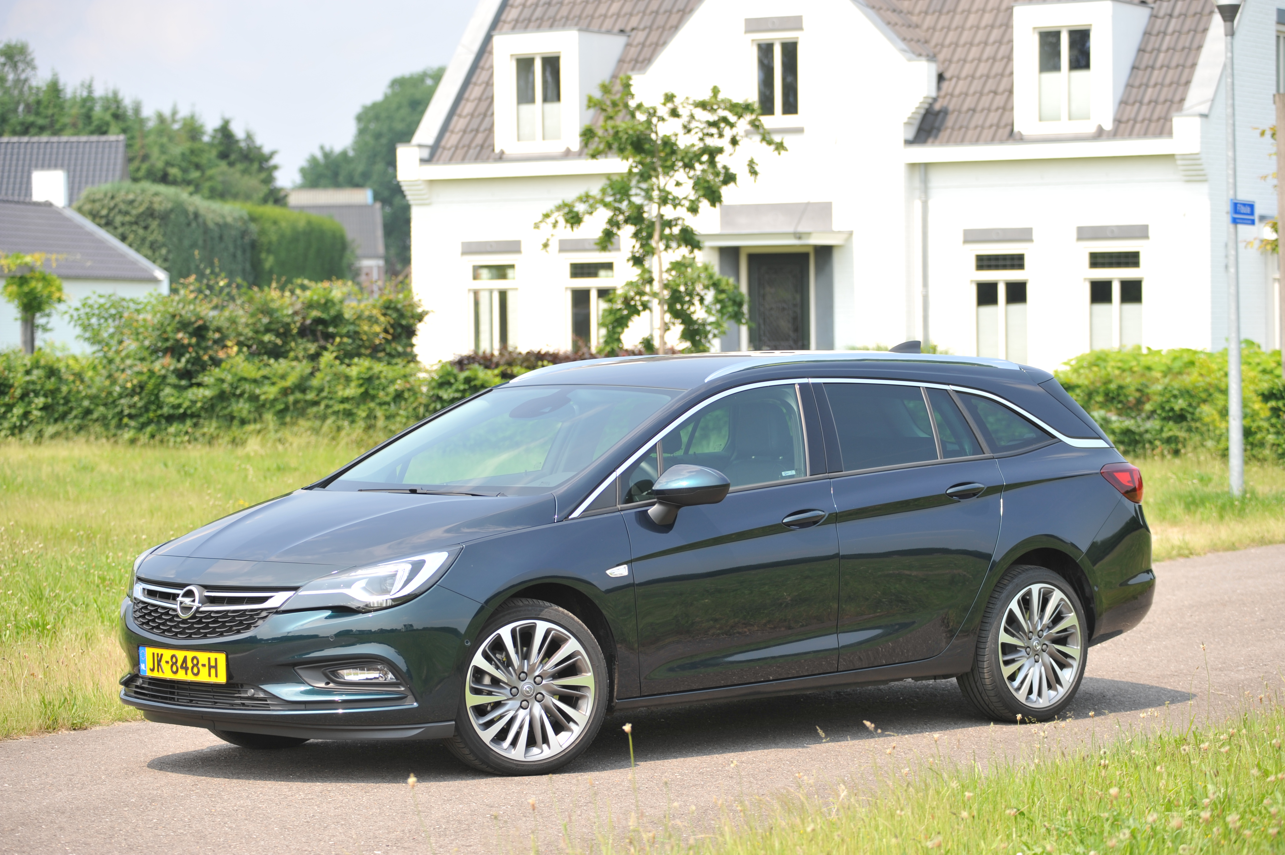 De verkopen van nieuwe personenauto's in Nederland is in oktober met 24,5 procent toegenomen. Volkswagen, Renault, Peugeot, Opel en Ford volgen elkaar in de top 5.