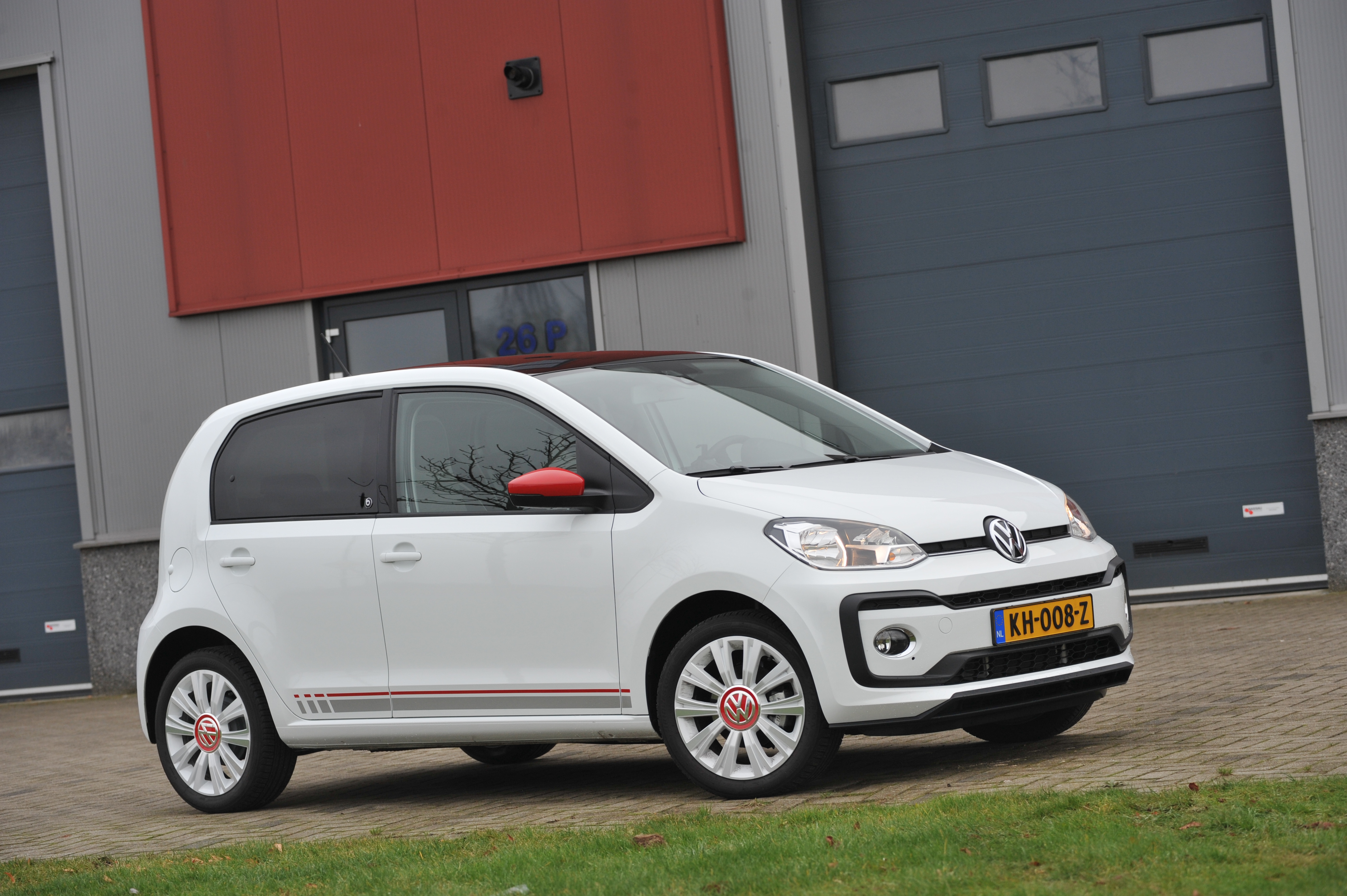 De verkopen van nieuwe personenauto's in Nederland is in oktober met 24,5 procent toegenomen. Volkswagen, Renault, Peugeot, Opel en Ford volgen elkaar in de top 5.