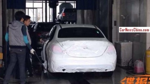 Spionagefotografen hebben een prototype van een verlengde Mercedes-Benz C-klasse LANG op de gevoelige plaat vastgelegd. De C180 L werd gesnapt in een carwash in China.