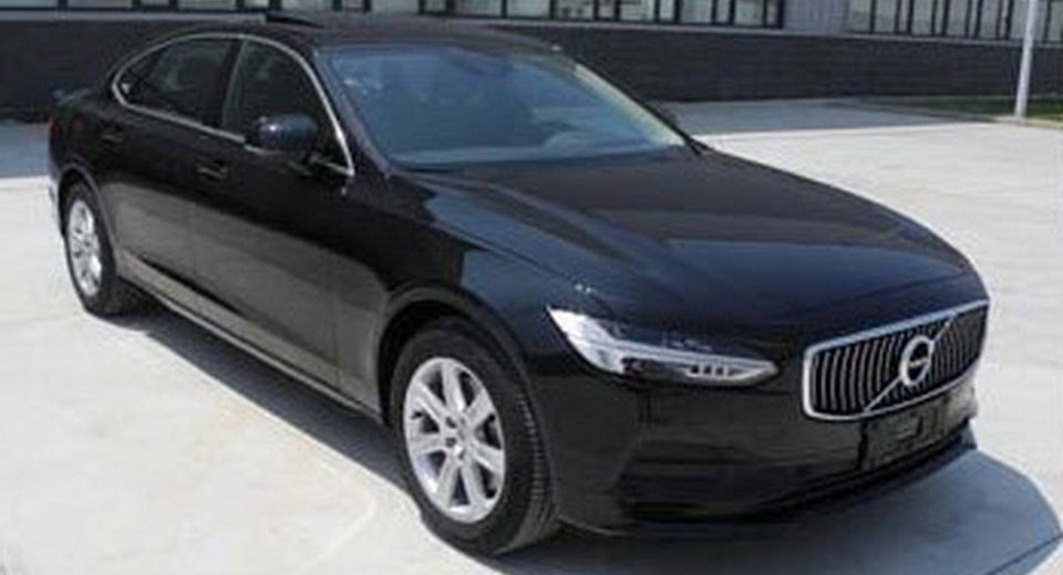 De verlengde Volvo S90L is gelekt dankzij eerste beelden. De T4-motor wordt nu ook in de V90 leverbaar. Ook een Excellence-interieur?