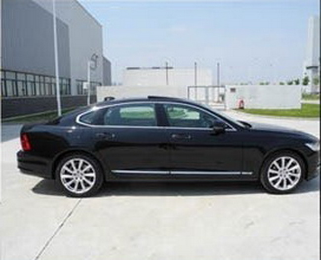 De verlengde Volvo S90L is gelekt dankzij eerste beelden. De T4-motor wordt nu ook in de V90 leverbaar. Ook een Excellence-interieur?