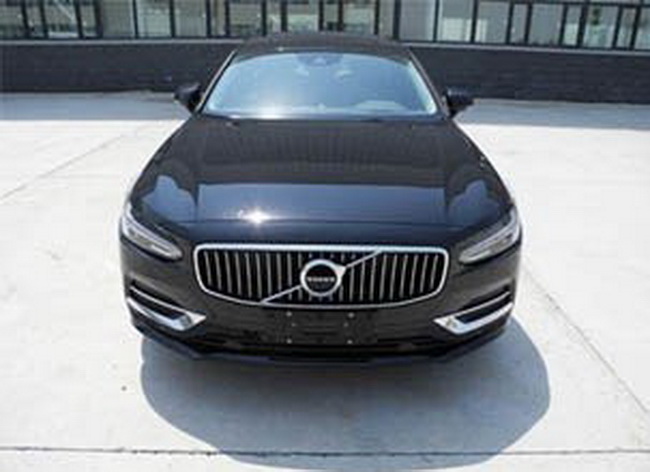 De verlengde Volvo S90L is gelekt dankzij eerste beelden. De T4-motor wordt nu ook in de V90 leverbaar. Ook een Excellence-interieur?