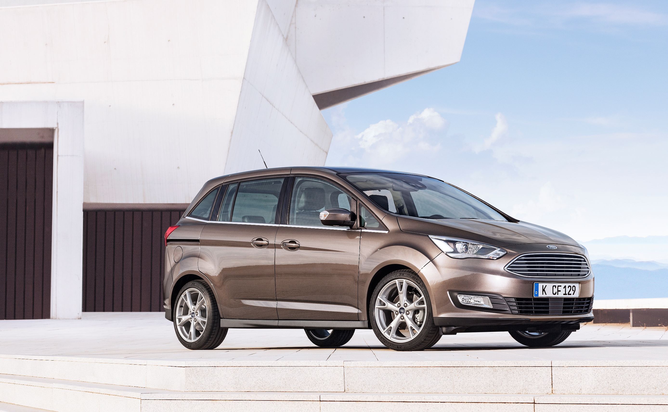 Facelift Ford C-MAX en Grand C-MAX modellen staan vanaf juni 2015 in de showroom. Prijzen beginnen bij 21.495 euro.