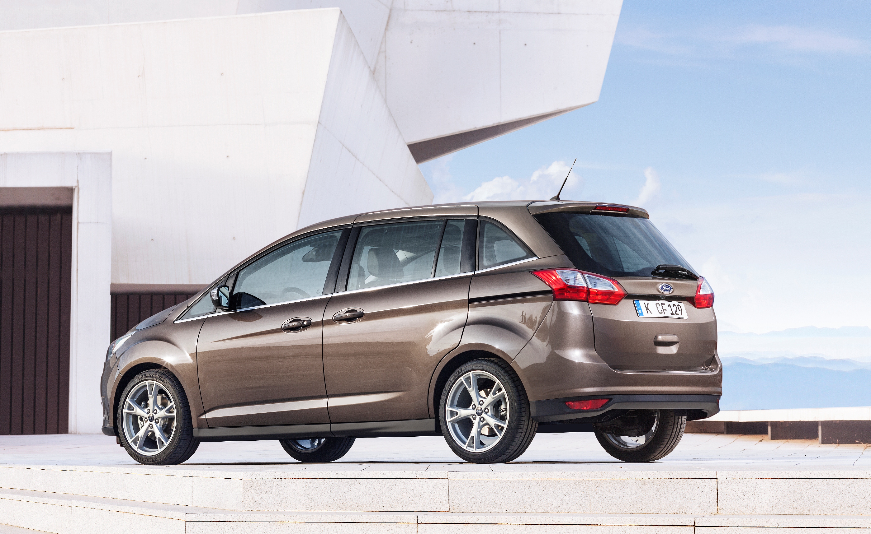 Facelift Ford C-MAX en Grand C-MAX modellen staan vanaf juni 2015 in de showroom. Prijzen beginnen bij 21.495 euro.