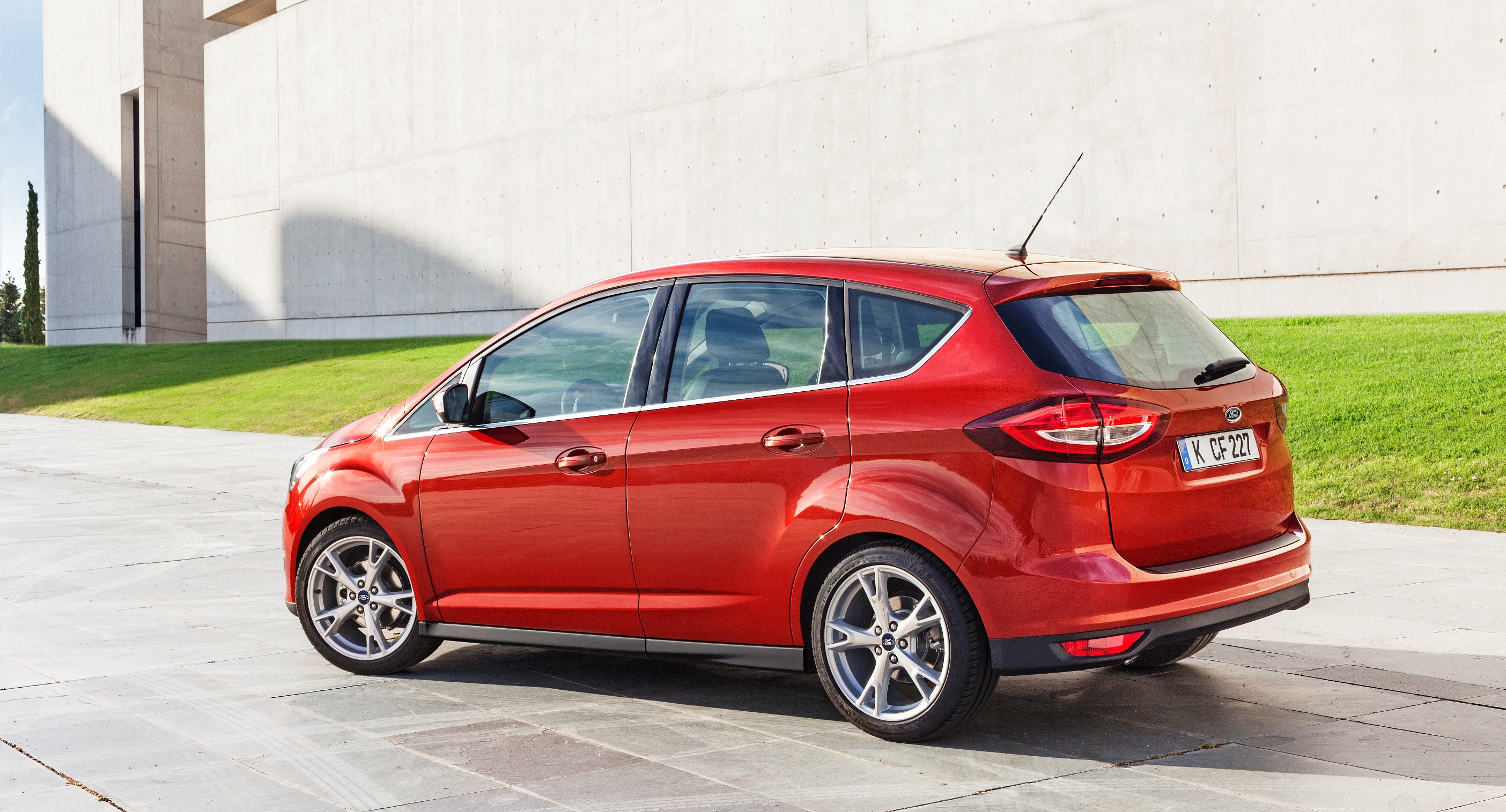 Facelift Ford C-MAX en Grand C-MAX modellen staan vanaf juni 2015 in de showroom. Prijzen beginnen bij 21.495 euro.