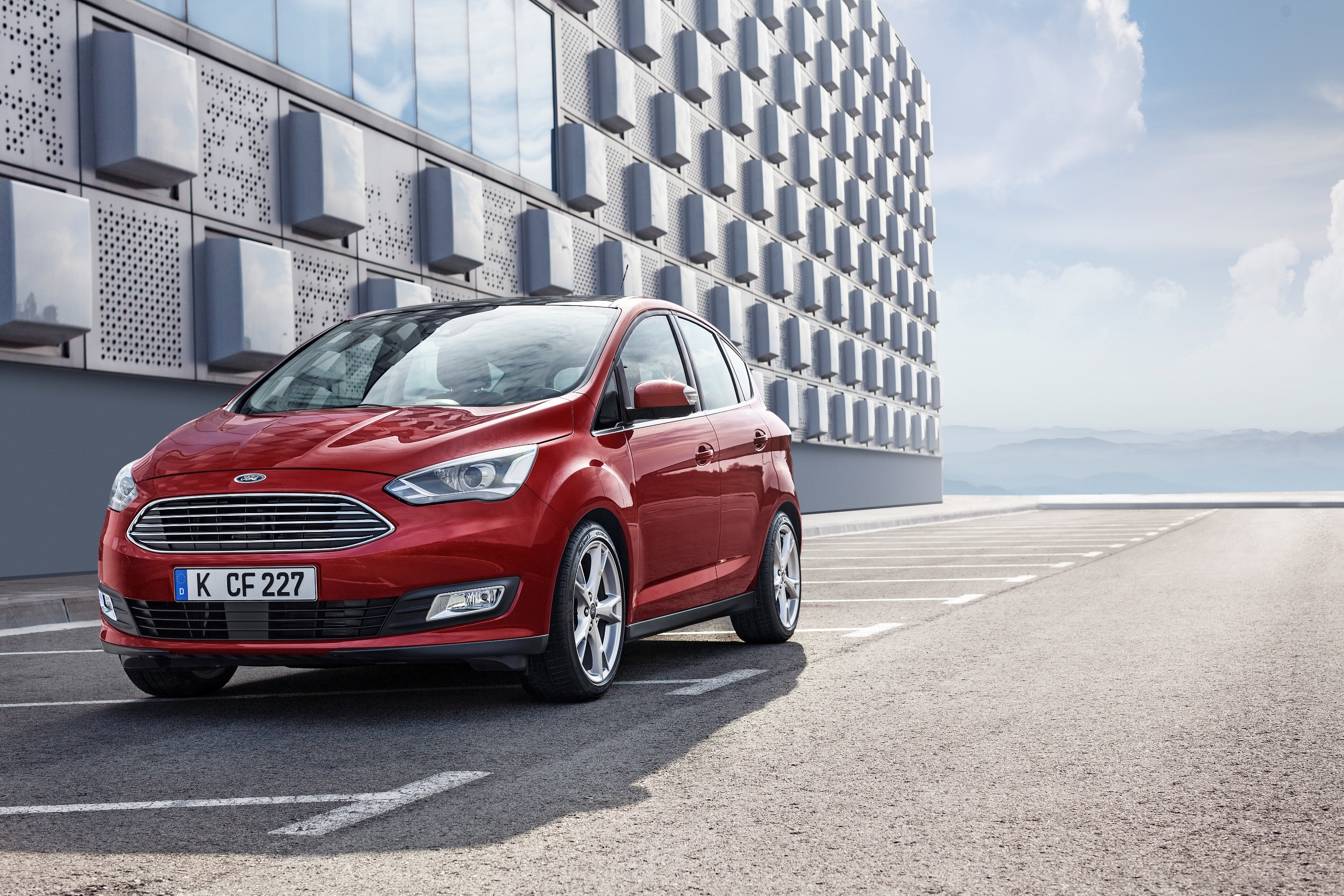 Facelift Ford C-MAX en Grand C-MAX modellen staan vanaf juni 2015 in de showroom. Prijzen beginnen bij 21.495 euro.