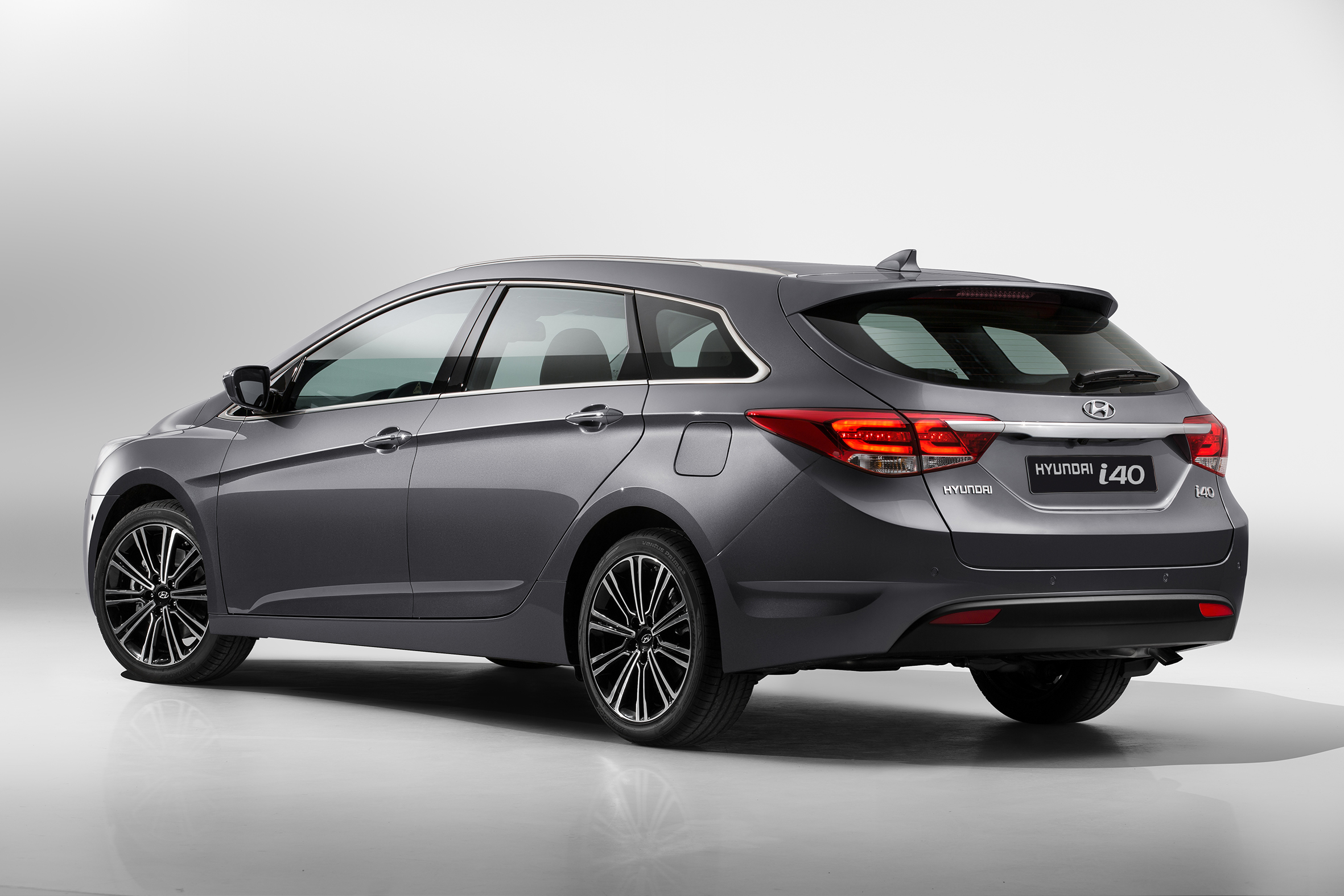 Hyundai i40 facelift naar Nederlandse showrooms als Wagon. De 1.7 CRDi diesel komt in aanmerking voor 20% bijtelling en is ook te koppelen aan een nieuwe zeventrapsautomaat.