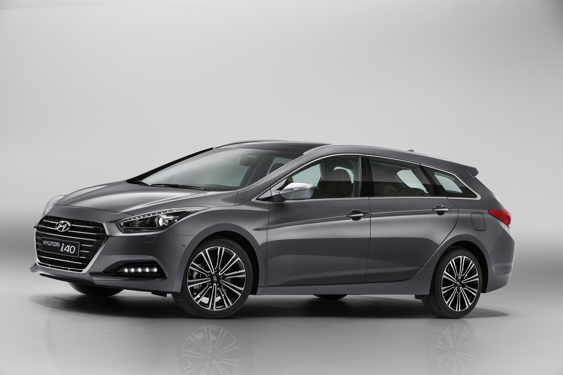 Hyundai i40 facelift naar Nederlandse showrooms als Wagon. De 1.7 CRDi diesel komt in aanmerking voor 20% bijtelling en is ook te koppelen aan een nieuwe zeventrapsautomaat.