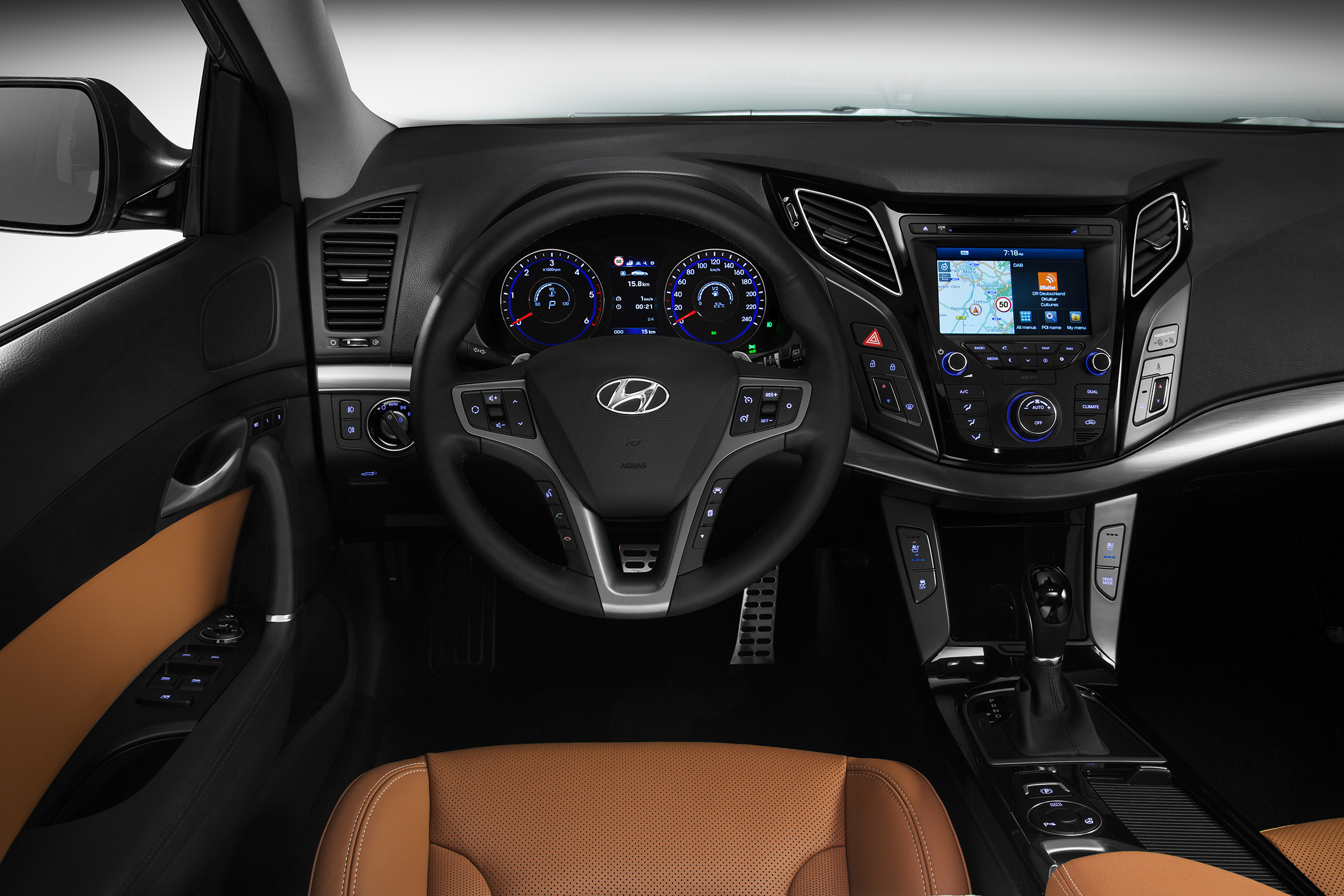 Hyundai i40 facelift naar Nederlandse showrooms als Wagon. De 1.7 CRDi diesel komt in aanmerking voor 20% bijtelling en is ook te koppelen aan een nieuwe zeventrapsautomaat.