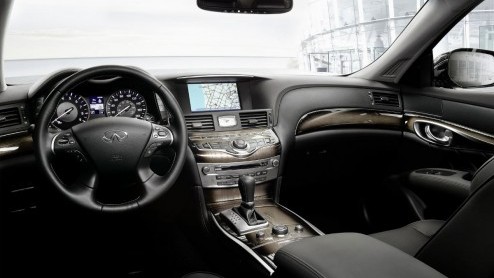 Infiniti grijpt de New York Auto Show aan om de vernieuwde Q70 aan het publiek te tonen. De sedan komt ook in een versie met verlengde wielbasis beschikbaar als Q70L.