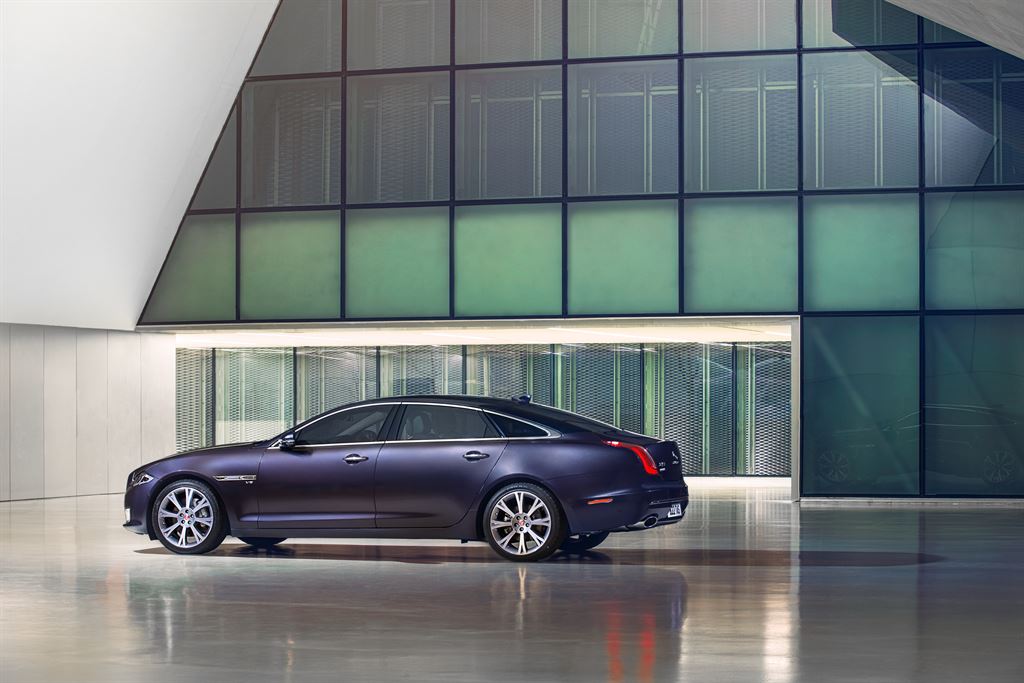 De Jaguar XJ facelift werd medio 2015 voorgesteld. Inmiddels weten we de prijzen en de uitvoeringen, voordat het model in januari 2016 de dealers aan doet.