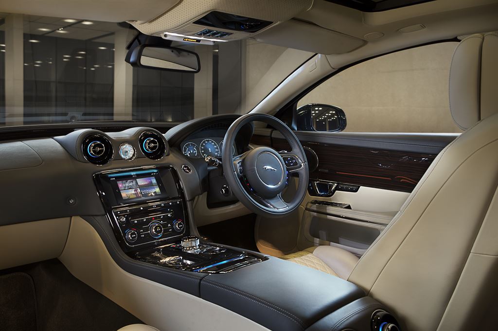 De Jaguar XJ facelift werd medio 2015 voorgesteld. Inmiddels weten we de prijzen en de uitvoeringen, voordat het model in januari 2016 de dealers aan doet.