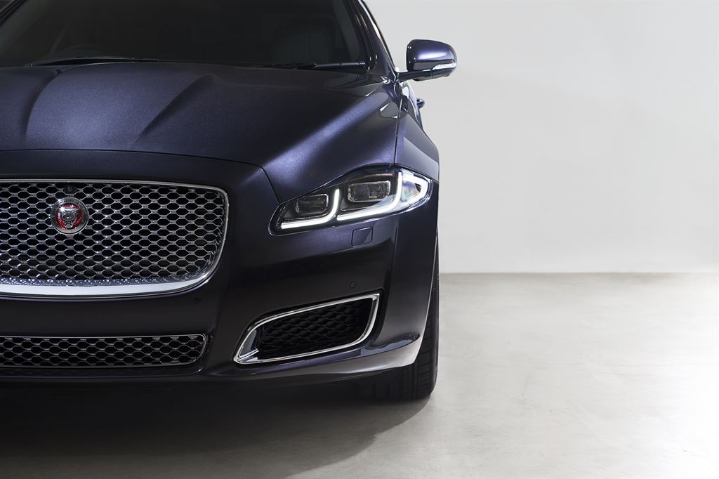 De Jaguar XJ facelift werd medio 2015 voorgesteld. Inmiddels weten we de prijzen en de uitvoeringen, voordat het model in januari 2016 de dealers aan doet.