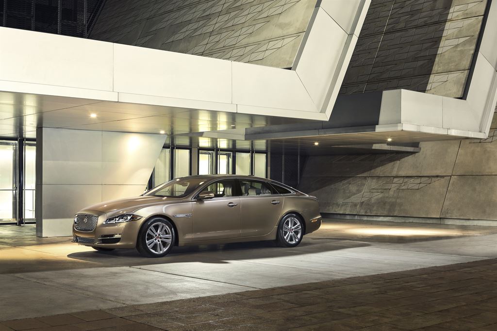 De Jaguar XJ facelift werd medio 2015 voorgesteld. Inmiddels weten we de prijzen en de uitvoeringen, voordat het model in januari 2016 de dealers aan doet.