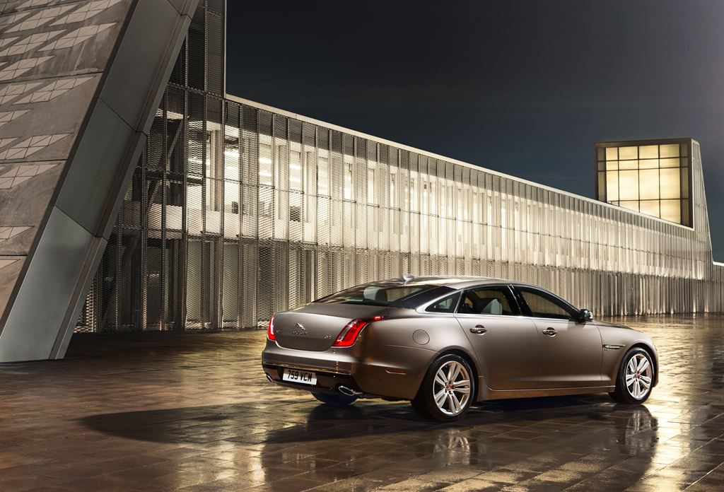 De Jaguar XJ facelift werd medio 2015 voorgesteld. Inmiddels weten we de prijzen en de uitvoeringen, voordat het model in januari 2016 de dealers aan doet.