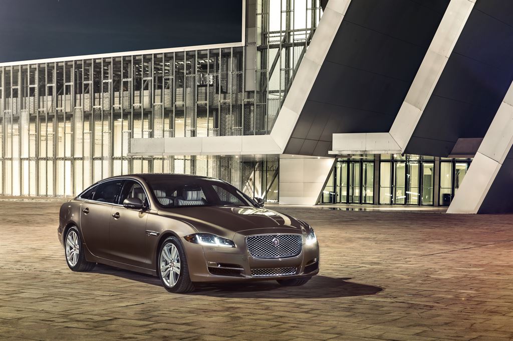 De Jaguar XJ facelift werd medio 2015 voorgesteld. Inmiddels weten we de prijzen en de uitvoeringen, voordat het model in januari 2016 de dealers aan doet.