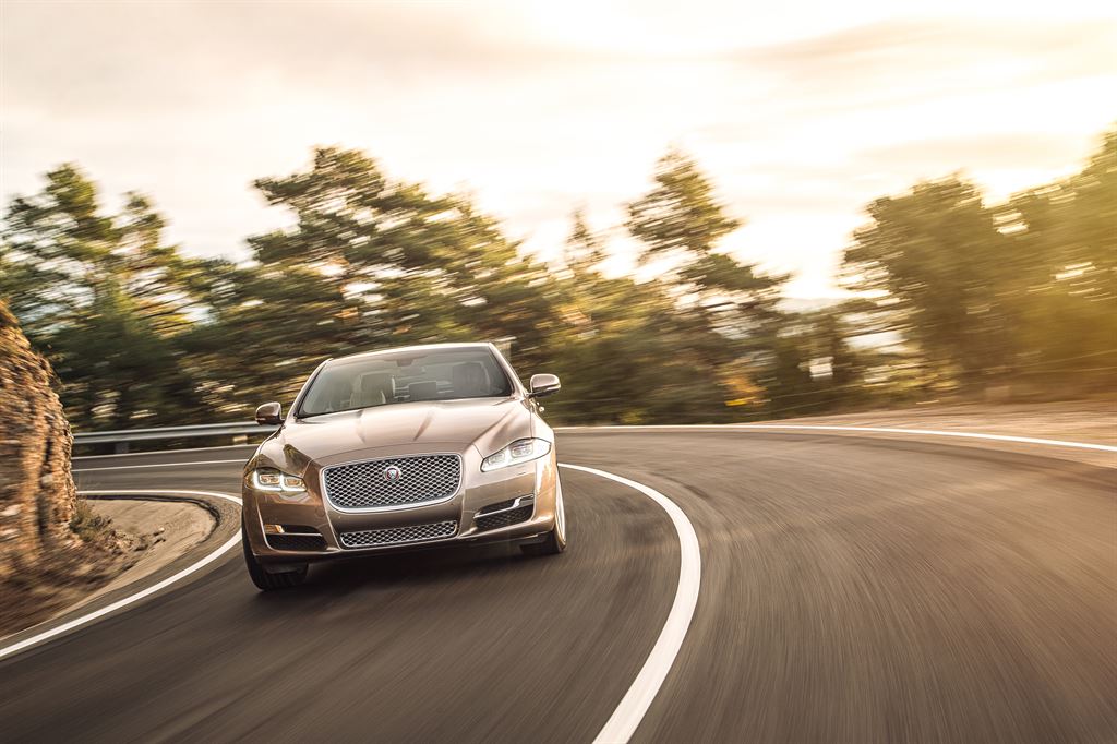 De Jaguar XJ facelift werd medio 2015 voorgesteld. Inmiddels weten we de prijzen en de uitvoeringen, voordat het model in januari 2016 de dealers aan doet.