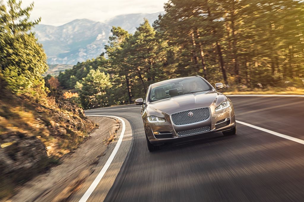 De Jaguar XJ facelift werd medio 2015 voorgesteld. Inmiddels weten we de prijzen en de uitvoeringen, voordat het model in januari 2016 de dealers aan doet.