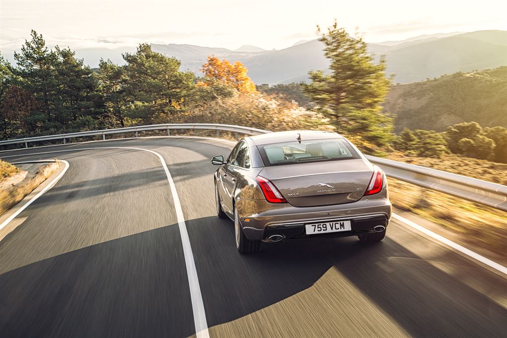 De Jaguar XJ facelift werd medio 2015 voorgesteld. Inmiddels weten we de prijzen en de uitvoeringen, voordat het model in januari 2016 de dealers aan doet.