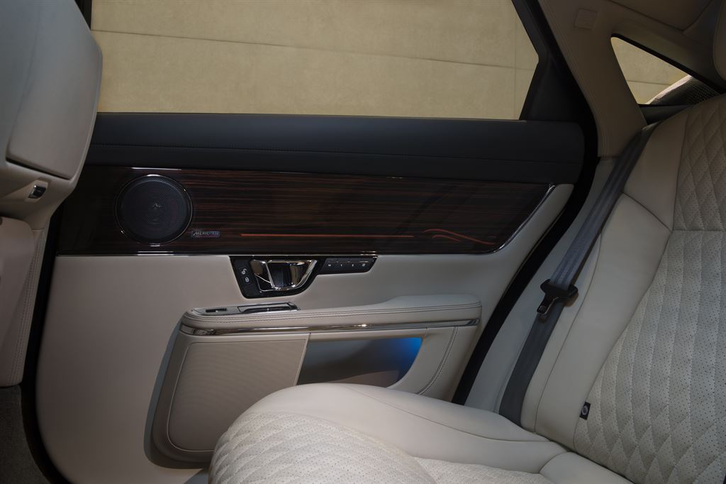De Jaguar XJ facelift werd medio 2015 voorgesteld. Inmiddels weten we de prijzen en de uitvoeringen, voordat het model in januari 2016 de dealers aan doet.