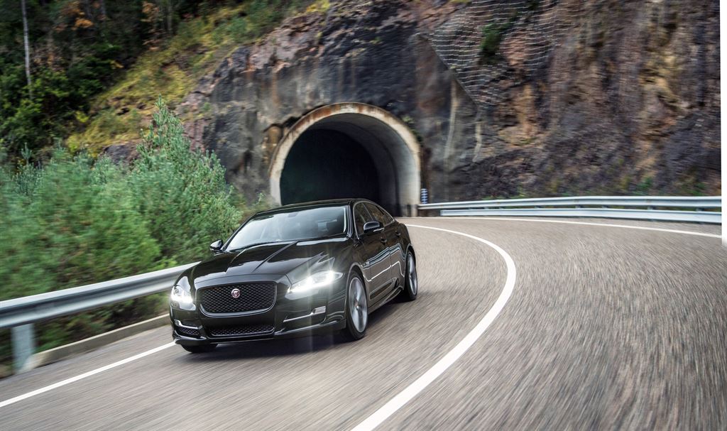 De Jaguar XJ facelift werd medio 2015 voorgesteld. Inmiddels weten we de prijzen en de uitvoeringen, voordat het model in januari 2016 de dealers aan doet.
