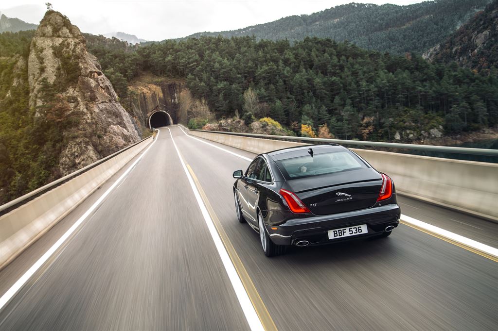 De Jaguar XJ facelift werd medio 2015 voorgesteld. Inmiddels weten we de prijzen en de uitvoeringen, voordat het model in januari 2016 de dealers aan doet.